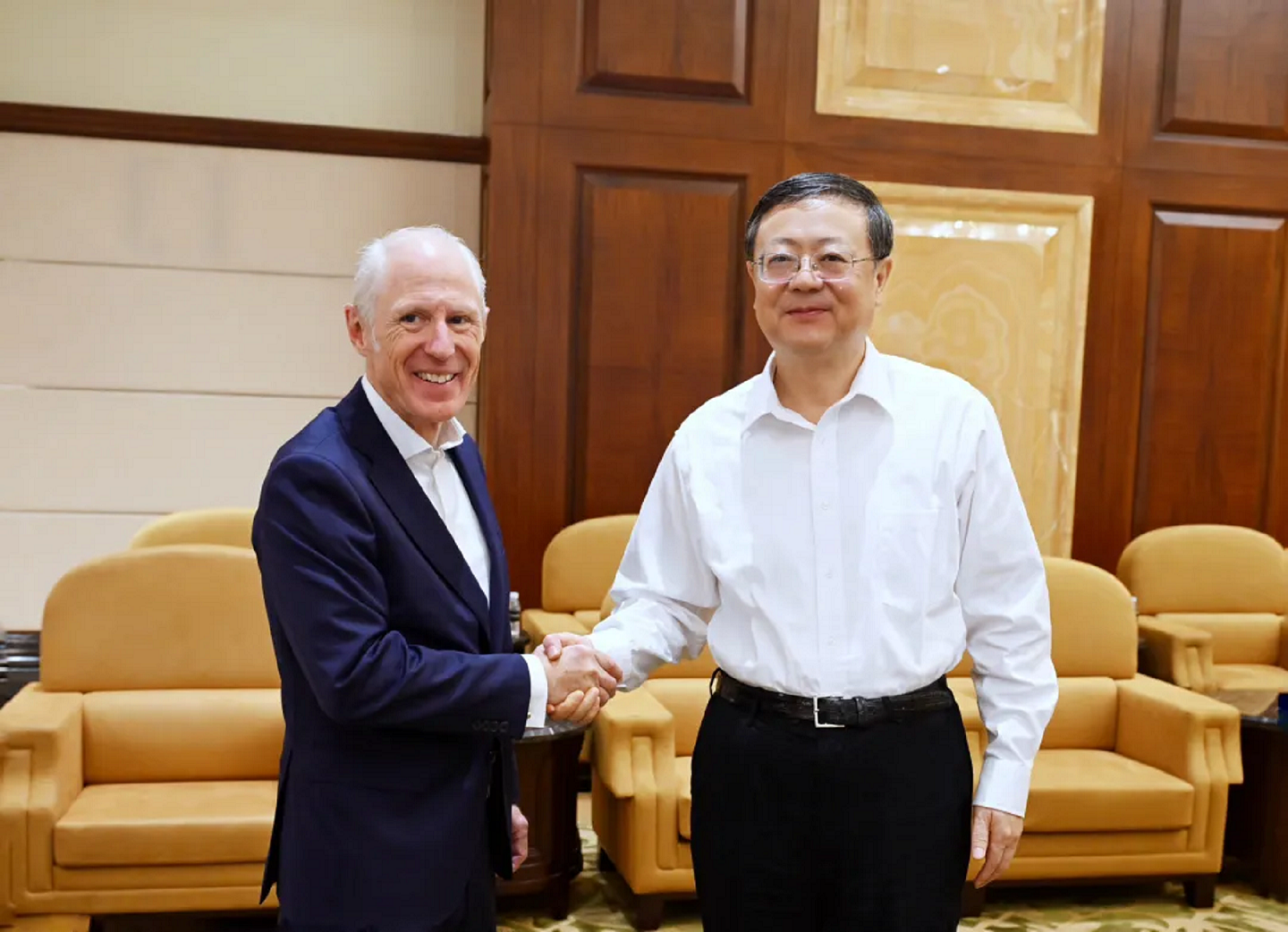 bsport体育集团董事会主席邓敬熙拜会上海市委书记陈吉宁-1.png